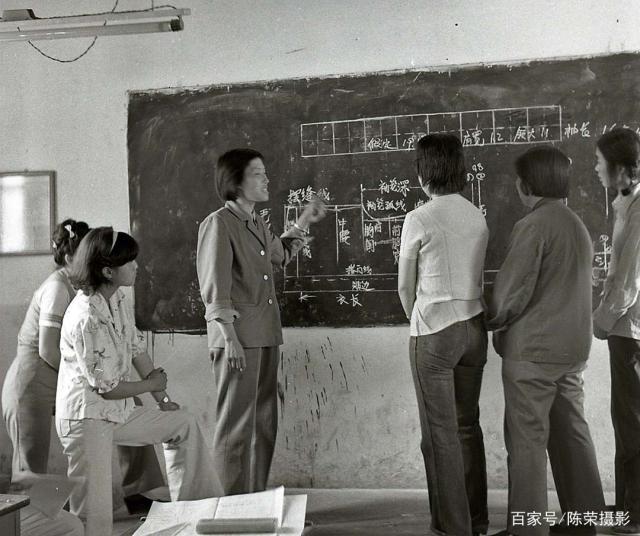 80年代三线工厂的老师们 有的自制教具 有的在车间上课